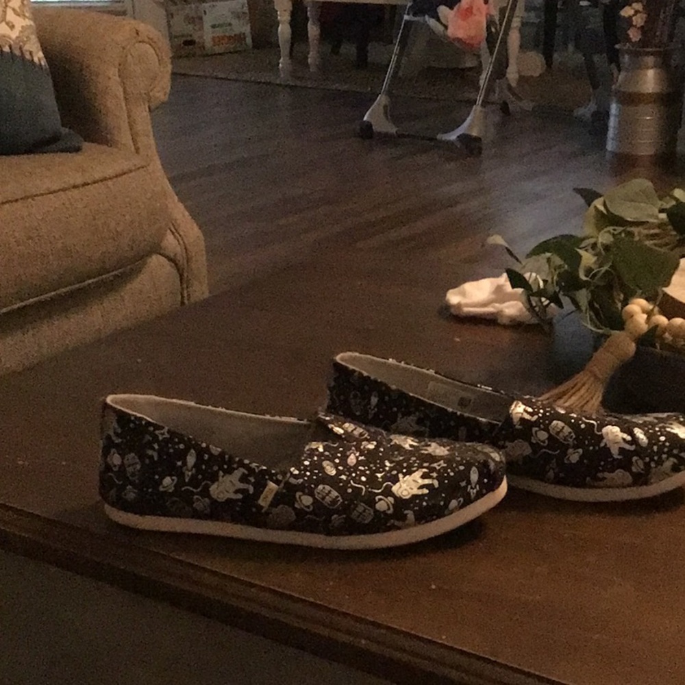 Out of this world Toms